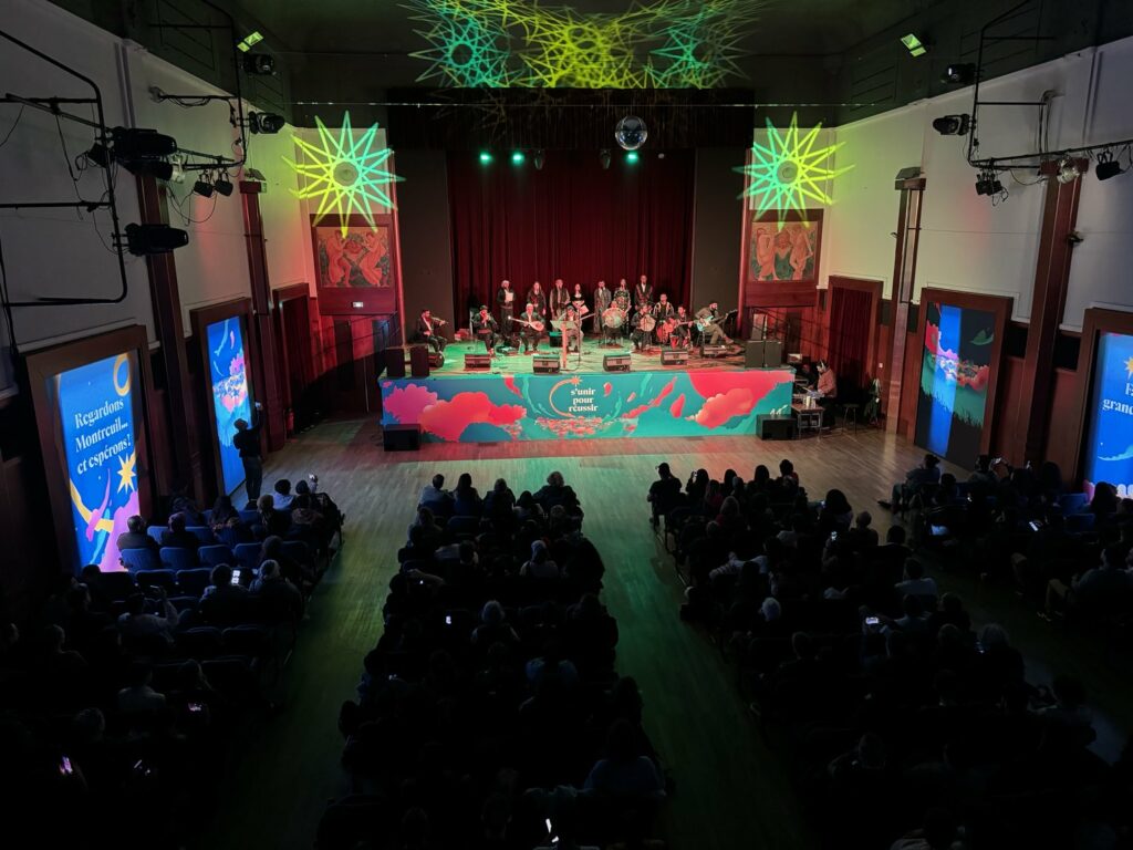 Concert de musique kurde dans une salle de spectacle