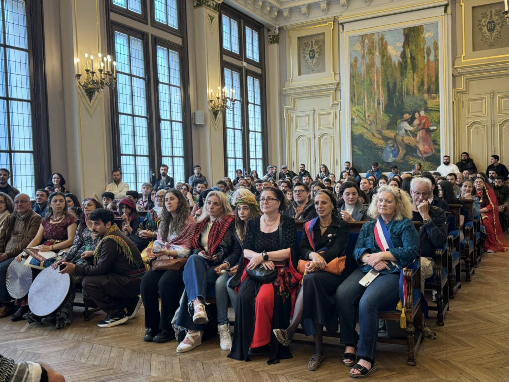 Public réuni dans une salle institutionnelle à Paris