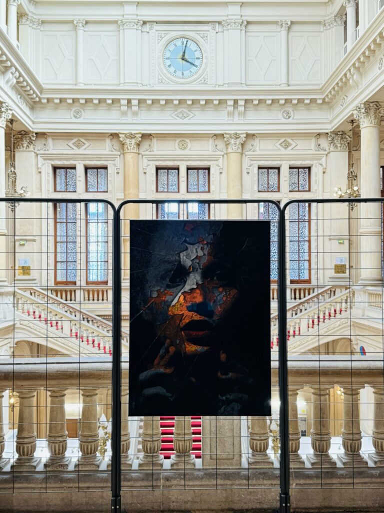 Œuvre artistique exposée dans un bâtiment institutionnel parisien