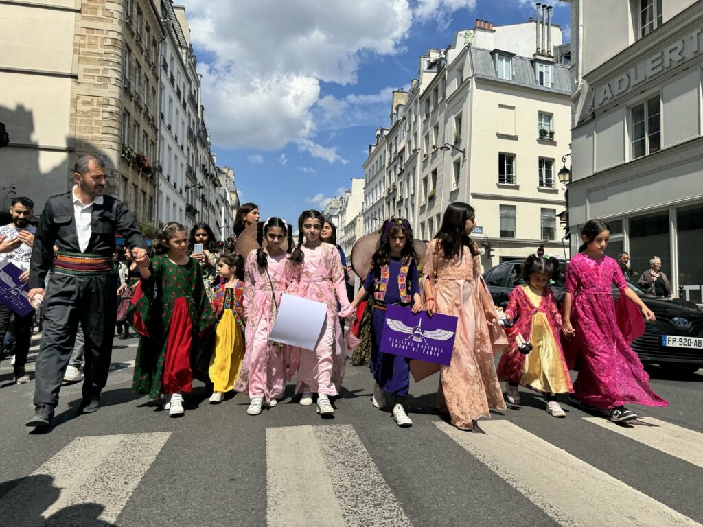 Enfants en tenues traditionnelles kurdes lors d’un défilé à Paris