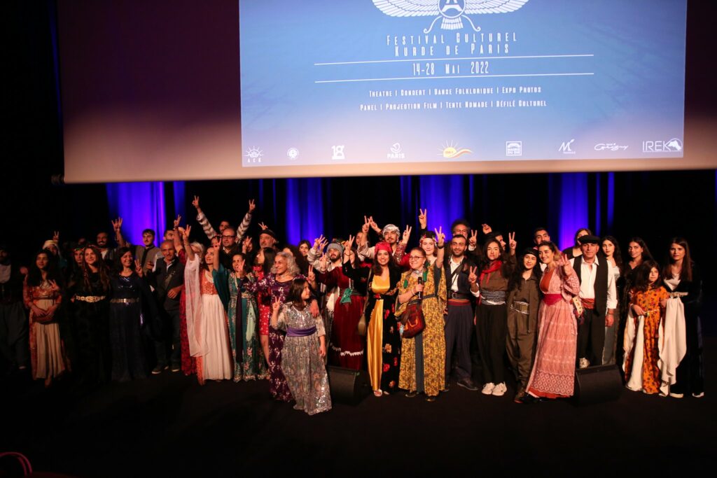 Participants au Festival culturel kurde de Paris en tenues traditionnelles