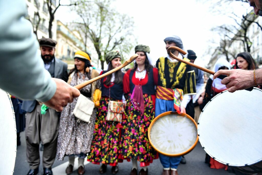Artistes en tenues traditionnelles kurdes accompagnés de musiciens