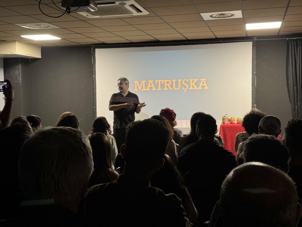 Conférence consacrée au film Matruşka devant le public