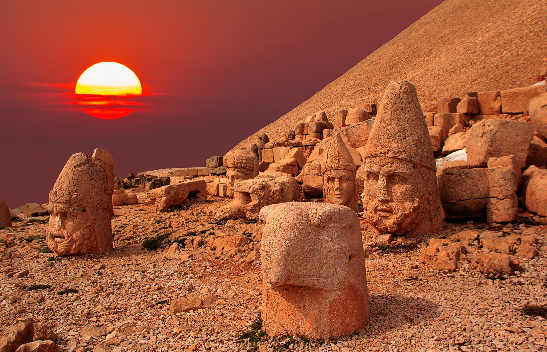Statues monumentales du mont Nemrut au coucher du soleil