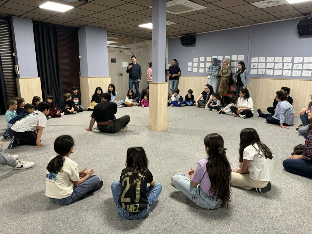 Enfants et familles réunis lors d’un atelier culturel