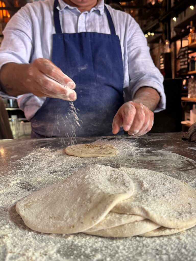 Artisan préparant une galette traditionnelle