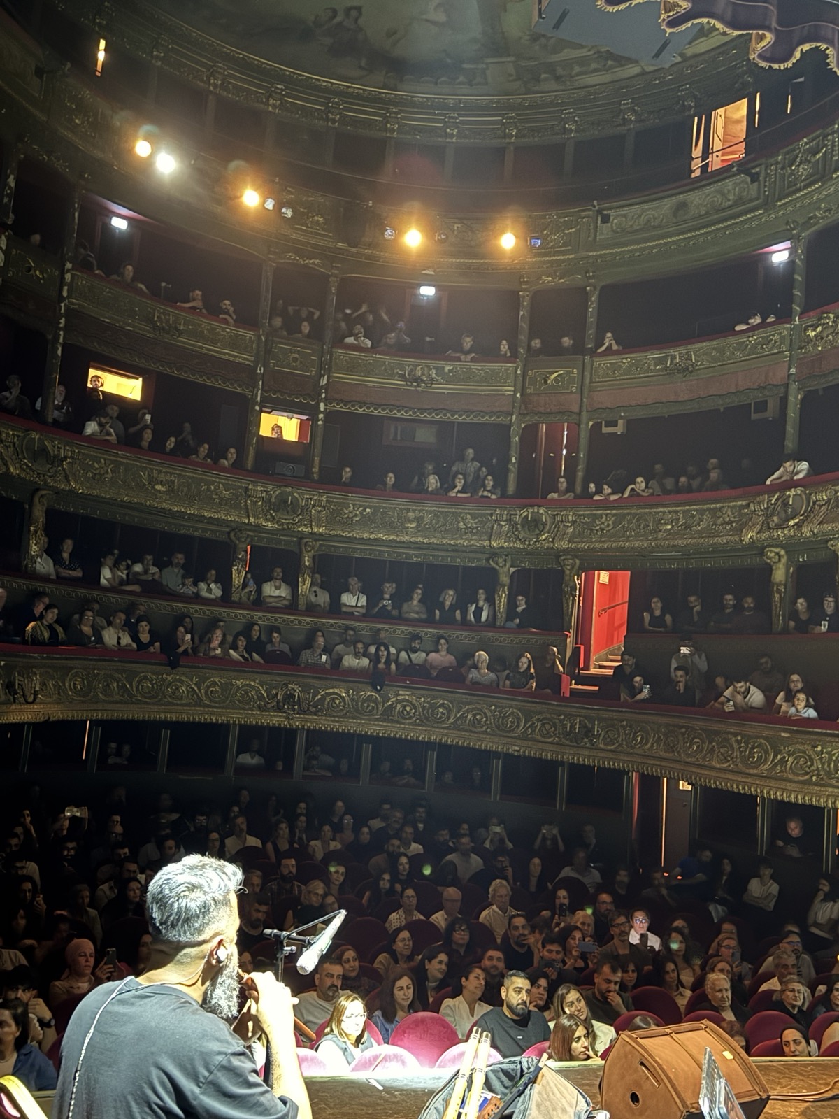 Public réuni dans un théâtre lors d’un événement culturel kurde