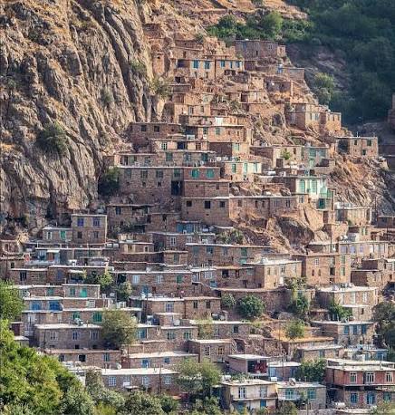 Village kurde construit à flanc de montagne