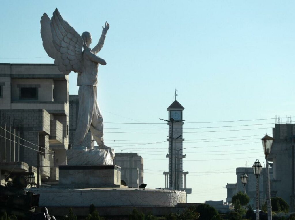 Statue et paysage urbain du Kurdistan